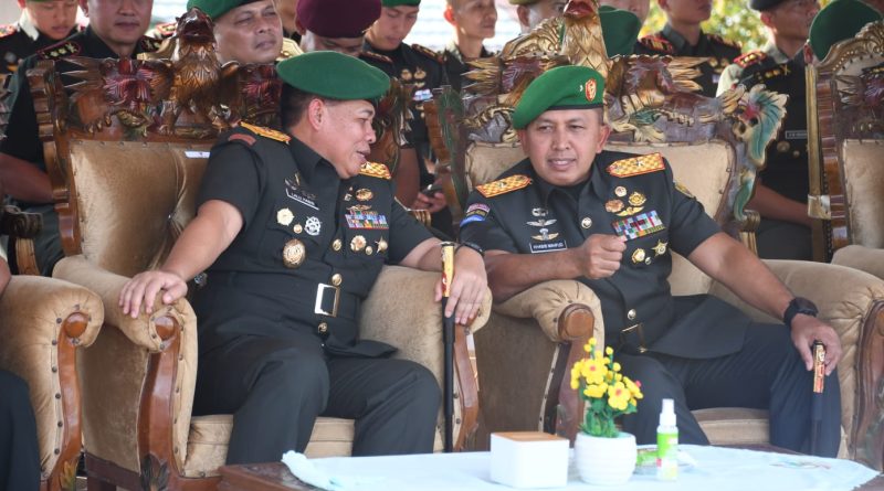 Komandan Korem 044/Gapo Brigjen TNI Khabib Mahfud, S.I.P., M.M., menghadiri acara tradisi dan serah terima jabatan (sertijab) Komandan Batalyon Artileri Medan (Yonarmed) 15/Cailendra di Lapangan Serbaguna Yonarmed 15/Cailendra, Jalan Raya Sungai Tuha Km. 28, Martapura, Kabupaten Ogan Komering Ulu (OKU) Timur, Sumatera Selatan, Selasa, (2/6/2026). (Foto: IST/Yogie Yolanda)
