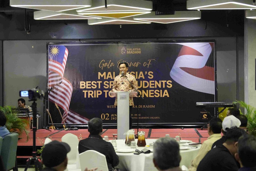 Menteri Koordinator Bidang Hukum, Hak Asasi Manusia, Imigrasi, dan Pemasyarakatan (Menko Kumham Imipas), Yusril Ihza Mahendra, menghadiri agenda diplomatik kepemudaan dalam acara Gala Dinner of Malaysia's BEST SPM Talents Trip to Indonesia di Jakarta, Selasa (2/6/2026). (Foto: Kemenko Kumham Imipas RI)
