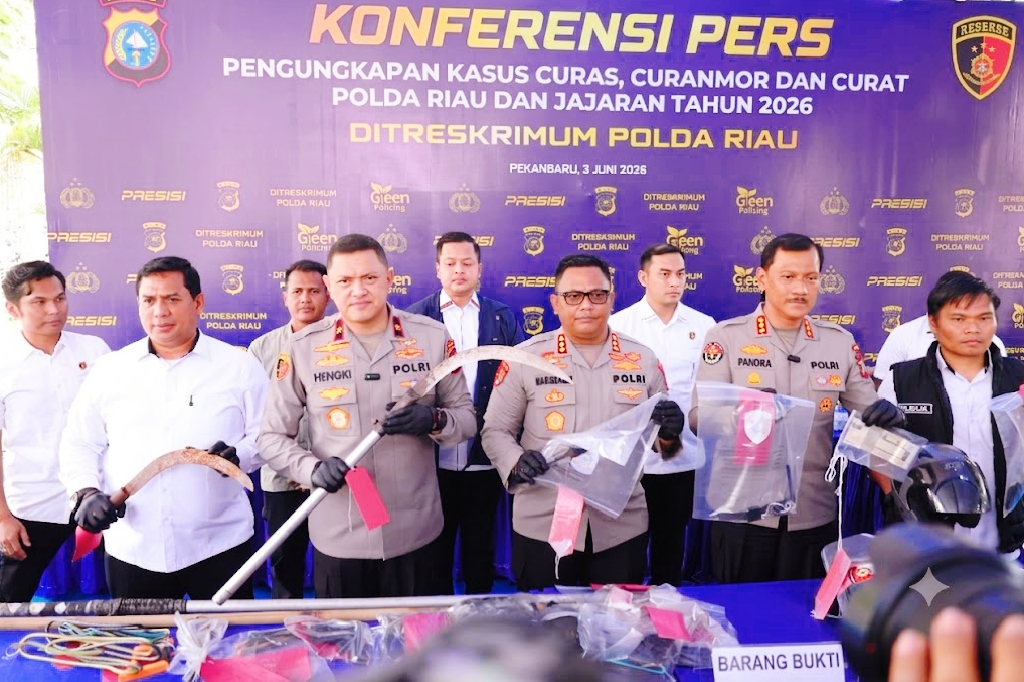 Tim gabungan Korps Bhayangkara tersebut berhasil membongkar total 1.333 kasus kejahatan konvensional C3 (Curat, Curas, dan Curanmor) yang dipaparkan langsung oleh Wakapolda Riau, Brigjen Pol Hengki Haryadi, dalam konferensi pers di Mapolda Riau, Rabu (3/6/2026) siang. (Foto: Bidhumas Polda Riau)
