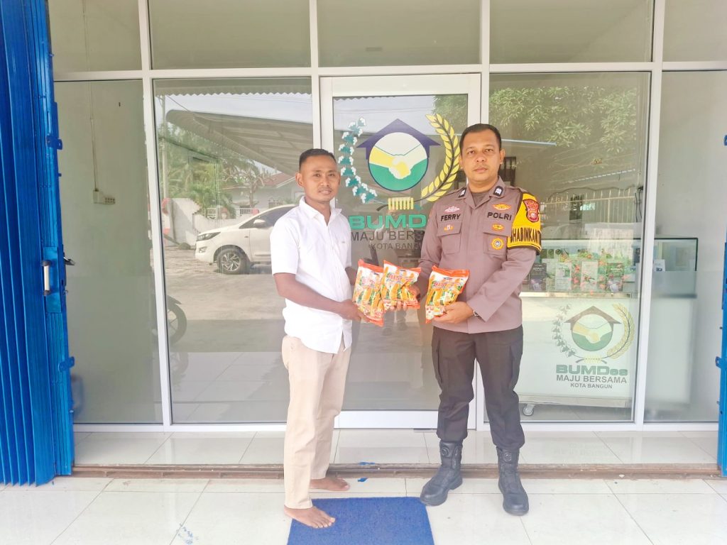 Bhabinkamtibmas Desa Kota Bangun, Aiptu Ferry Monika, S.H., sekitar pukul 09.15 WIB membagikan sebanyak 12 kilogram benih jagung pipil berkualitas tinggi dengan merek Bisi 2 kepada Kelompok Tani Maju Bersama di Desa Kota Bangun, Kecamatan Tapung Hilir, Kabupaten Kampar, Riau, Rabu (3/6/2026) pagi. (Foto: Humas Polres Kampar)