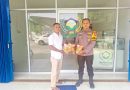 Bhabinkamtibmas Desa Kota Bangun, Aiptu Ferry Monika, S.H., sekitar pukul 09.15 WIB membagikan sebanyak 12 kilogram benih jagung pipil berkualitas tinggi dengan merek Bisi 2 kepada Kelompok Tani Maju Bersama di Desa Kota Bangun, Kecamatan Tapung Hilir, Kabupaten Kampar, Riau, Rabu (3/6/2026) pagi. (Foto: Humas Polres Kampar)