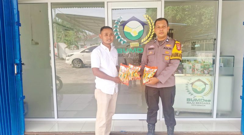 Bhabinkamtibmas Desa Kota Bangun, Aiptu Ferry Monika, S.H., sekitar pukul 09.15 WIB membagikan sebanyak 12 kilogram benih jagung pipil berkualitas tinggi dengan merek Bisi 2 kepada Kelompok Tani Maju Bersama di Desa Kota Bangun, Kecamatan Tapung Hilir, Kabupaten Kampar, Riau, Rabu (3/6/2026) pagi. (Foto: Humas Polres Kampar)