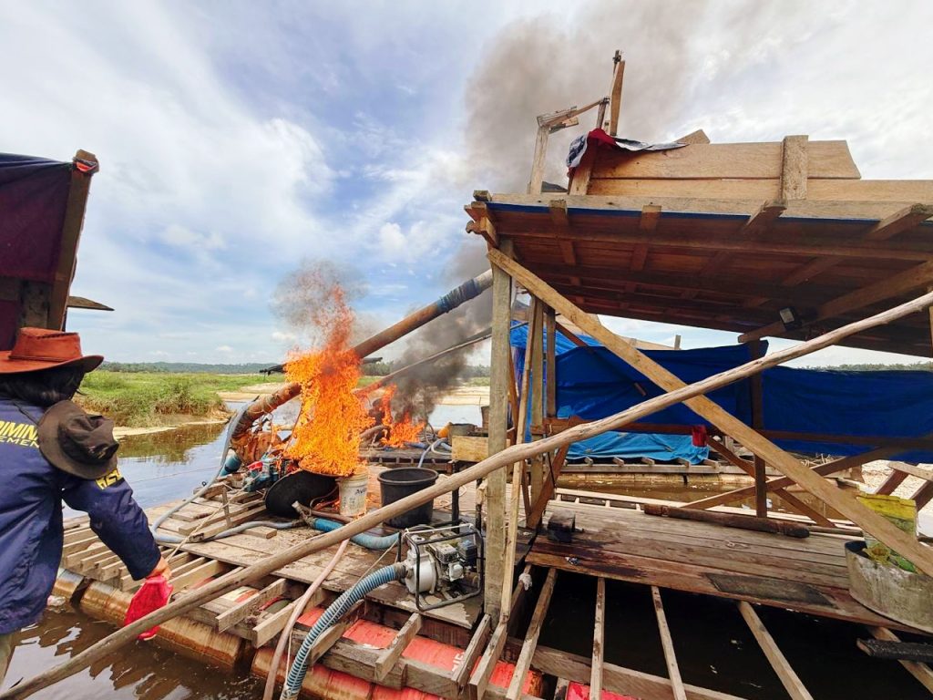 Kanit Reskrim Polsek Singingi Hilir, Ipda Erwin S, Kom., M.H., bersama tim opsnal melakukan penindakan hukum lahan milik KUD Timbul Sakoto di Desa Tanjung Pauh, Kecamatan Singingi Hilir, Kabupaten Kuansing, Riau, guna meratakan sarana penambangan liar, Senin (1/6/2026). (Foto: Humas Polres Kuansing)