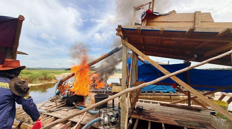 Kanit Reskrim Polsek Singingi Hilir, Ipda Erwin S, Kom., M.H., bersama tim opsnal melakukan penindakan hukum lahan milik KUD Timbul Sakoto di Desa Tanjung Pauh, Kecamatan Singingi Hilir, Kabupaten Kuansing, Riau, guna meratakan sarana penambangan liar, Senin (1/6/2026). (Foto: Humas Polres Kuansing)