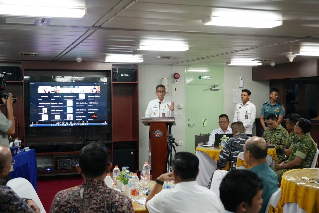 Kementerian Koordinator Bidang Politik dan Keamanan (Kemenko Polkam) terus bergerak taktis memperkuat diplomasi luar negeri Indonesia dengan mengadakan rapat koordinasi di atas Kapal Republik Indonesia dr. Wahidin Sudirohusodo-991 (KRI WSH-991), dermaga Surabaya, Jawa Timur, Rabu (3/6/2026). (Foto: Kemenko Polkam RI)
