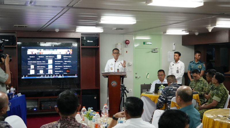 Kementerian Koordinator Bidang Politik dan Keamanan (Kemenko Polkam) terus bergerak taktis memperkuat diplomasi luar negeri Indonesia dengan mengadakan rapat koordinasi di atas Kapal Republik Indonesia dr. Wahidin Sudirohusodo-991 (KRI WSH-991), dermaga Surabaya, Jawa Timur, Rabu (3/6/2026). (Foto: Kemenko Polkam RI)