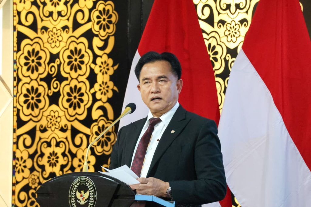 Menteri Koordinator Bidang Hukum, Hak Asasi Manusia, Imigrasi, dan Pemasyarakatan (Menko Kumham Imipas), Yusril Ihza Mahendra, menyatakan keprihatinan mendalam atas kasus hukum terbaru di Komisi Pemberantasan Korupsi (KPK) yang menyeret Wakil Menteri Imigrasi dan Pemasyarakatan (Wamenimipas) Silmy Karim, Kepala Kantor Imigrasi Kelas I Khusus Jakarta Barat, Kamis (4/6/2026). (Foto: Kemenko Kumham Imipas RI)