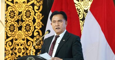 Menteri Koordinator Bidang Hukum, Hak Asasi Manusia, Imigrasi, dan Pemasyarakatan (Menko Kumham Imipas), Yusril Ihza Mahendra, menyatakan keprihatinan mendalam atas kasus hukum terbaru di Komisi Pemberantasan Korupsi (KPK) yang menyeret Wakil Menteri Imigrasi dan Pemasyarakatan (Wamenimipas) Silmy Karim, Kepala Kantor Imigrasi Kelas I Khusus Jakarta Barat, Kamis (4/6/2026). (Foto: Kemenko Kumham Imipas RI)