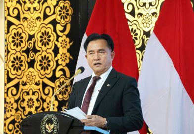 Menteri Koordinator Bidang Hukum, Hak Asasi Manusia, Imigrasi, dan Pemasyarakatan (Menko Kumham Imipas), Yusril Ihza Mahendra, menyatakan keprihatinan mendalam atas kasus hukum terbaru di Komisi Pemberantasan Korupsi (KPK) yang menyeret Wakil Menteri Imigrasi dan Pemasyarakatan (Wamenimipas) Silmy Karim, Kepala Kantor Imigrasi Kelas I Khusus Jakarta Barat, Kamis (4/6/2026). (Foto: Kemenko Kumham Imipas RI)
