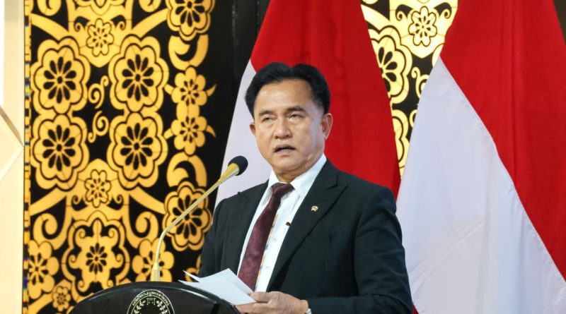 Menteri Koordinator Bidang Hukum, Hak Asasi Manusia, Imigrasi, dan Pemasyarakatan (Menko Kumham Imipas), Yusril Ihza Mahendra, menyatakan keprihatinan mendalam atas kasus hukum terbaru di Komisi Pemberantasan Korupsi (KPK) yang menyeret Wakil Menteri Imigrasi dan Pemasyarakatan (Wamenimipas) Silmy Karim, Kepala Kantor Imigrasi Kelas I Khusus Jakarta Barat, Kamis (4/6/2026). (Foto: Kemenko Kumham Imipas RI)