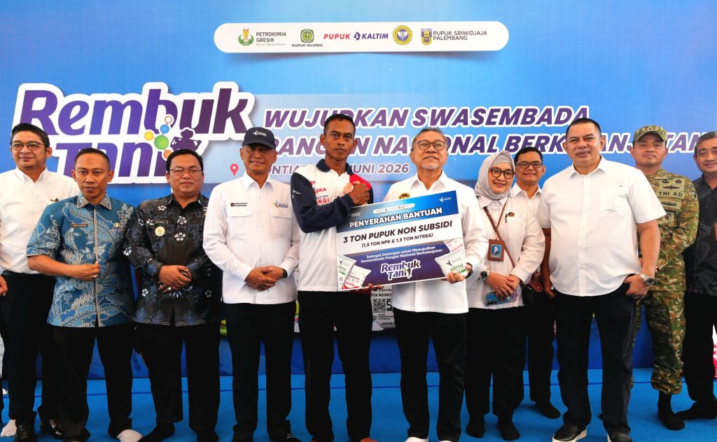 Rembuk Tani bersama Menteri Koordinator Bidang Pangan RI, Anggota DPR RI Boyman Harun, tokoh masyarakat, serta ratusan petani muda dan mahasiswa di Kota Pontianak, Kalimantan Barat, Jumat (5/6/2026). (Foto: Kemenko Pangan RI)