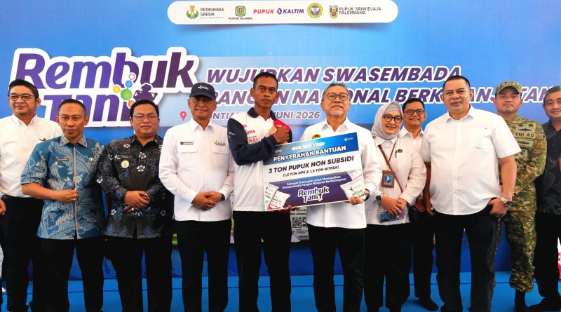 Rembuk Tani bersama Menteri Koordinator Bidang Pangan RI, Anggota DPR RI Boyman Harun, tokoh masyarakat, serta ratusan petani muda dan mahasiswa di Kota Pontianak, Kalimantan Barat, Jumat (5/6/2026). (Foto: Kemenko Pangan RI)