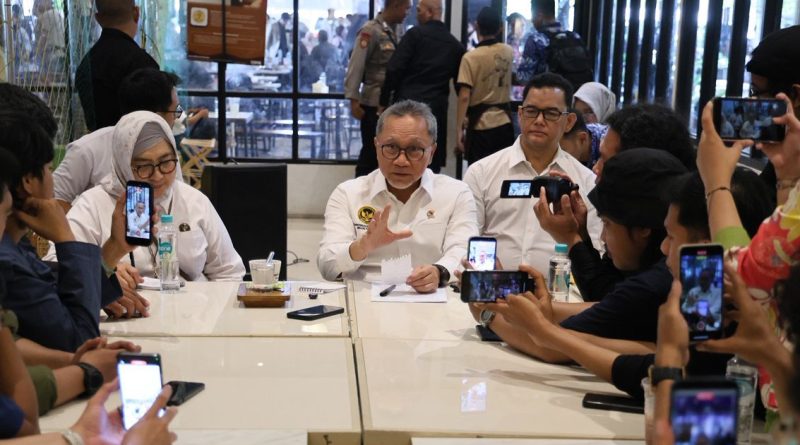 Menteri Koordinator Bidang Pangan, Zulkifli Hasan, menggelar dialog interaktif bersama awak media di Kota Pontianak, Kalimantan Barat, Jumat (5/6/2026). (Foto: Kemenko Pangan RI)