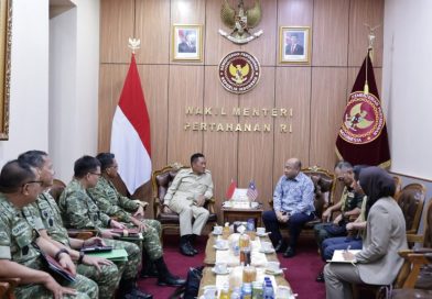 Wakil Menteri Pertahanan RI, Donny Ermawan, menerima kunjungan kehormatan dari Deputy Secretary General (Policy) Kementerian Pertahanan Malaysia, H.E. Datuk Mohd Yani bin Daud di ruang kerja Wamenhan, Jakarta, Jumat (5/6/2026). (Foto: Kemhan RI)