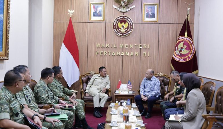 Wakil Menteri Pertahanan RI, Donny Ermawan, menerima kunjungan kehormatan dari Deputy Secretary General (Policy) Kementerian Pertahanan Malaysia, H.E. Datuk Mohd Yani bin Daud di ruang kerja Wamenhan, Jakarta, Jumat (5/6/2026). (Foto: Kemhan RI)