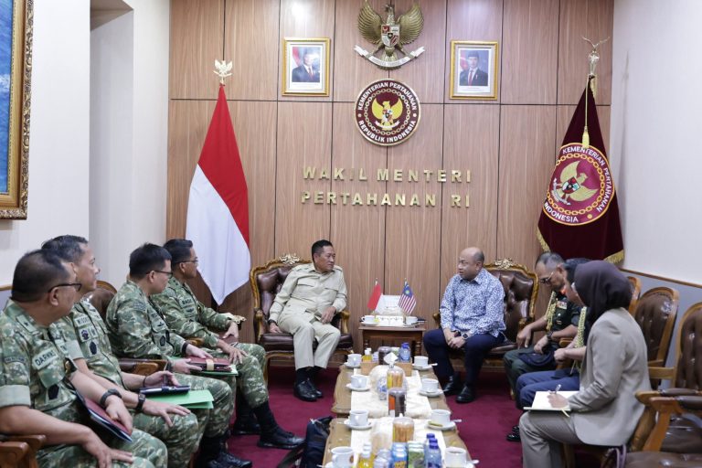 Wakil Menteri Pertahanan RI, Donny Ermawan, menerima kunjungan kehormatan dari Deputy Secretary General (Policy) Kementerian Pertahanan Malaysia, H.E. Datuk Mohd Yani bin Daud di ruang kerja Wamenhan, Jakarta, Jumat (5/6/2026). (Foto: Kemhan RI)