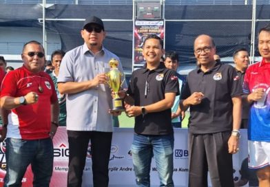 Demam pesta akbar sepak bola dunia turut menjangkiti iklim olahraga di Sumatra Barat. Momentum global tersebut dimanfaatkan secara taktis oleh Jaringan Pemimpin Redaksi Sumbar (JPS) dengan menggelar turnamen sepak bola bertajuk JPS Cup. (Foto: IST/Novrianto)