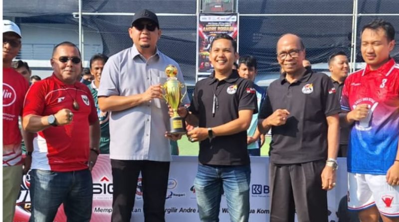 Demam pesta akbar sepak bola dunia turut menjangkiti iklim olahraga di Sumatra Barat. Momentum global tersebut dimanfaatkan secara taktis oleh Jaringan Pemimpin Redaksi Sumbar (JPS) dengan menggelar turnamen sepak bola bertajuk JPS Cup. (Foto: IST/Novrianto)