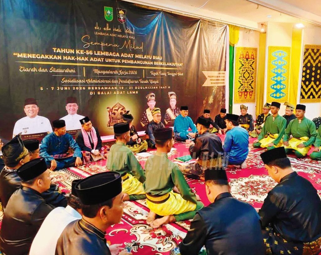 Kabid Humas Polda Riau, KBP Zahwani Pandra Arsyad, S.H., M.Si. Dirinya menghadiri langsung prosesi adat sakral bertajuk “Tegak Tiang Payung dan Tonggol Panji Adat” di Gedung Lembaga Adat Melayu (LAM) Riau, Jalan Diponegoro, Pekanbaru, Sabtu (6/6/2026). (Foto: Humas Polda Riau)