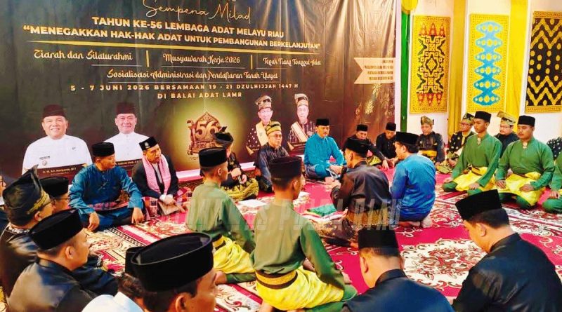 Kabid Humas Polda Riau, KBP Zahwani Pandra Arsyad, S.H., M.Si. Dirinya menghadiri langsung prosesi adat sakral bertajuk “Tegak Tiang Payung dan Tonggol Panji Adat” di Gedung Lembaga Adat Melayu (LAM) Riau, Jalan Diponegoro, Pekanbaru, Sabtu (6/6/2026). (Foto: Humas Polda Riau)