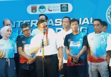Wakil Ketua DPRD Provinsi Sumatera Barat, Evi Yandri Rajo Budiman, S.IP, menghadiri langsung kegiatan IMLF Jam Gadang Fun Run 2026 di kawasan Pedestrian Jam Gadang, Kota Bukittinggi, Minggu (7/6/2026). (Foto: IST/Novrianto)