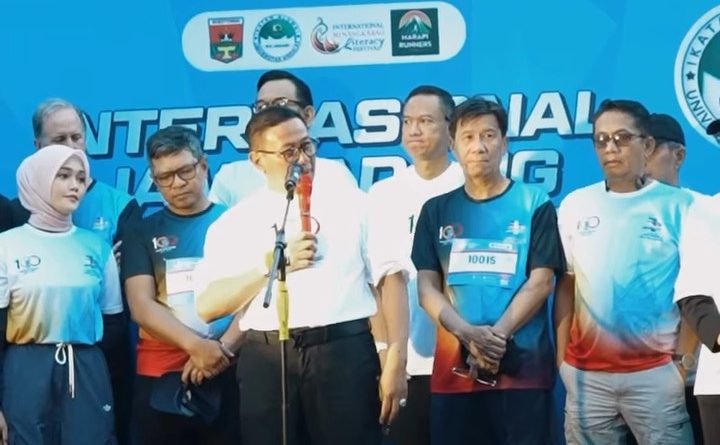 Wakil Ketua DPRD Provinsi Sumatera Barat, Evi Yandri Rajo Budiman, S.IP, menghadiri langsung kegiatan IMLF Jam Gadang Fun Run 2026 di kawasan Pedestrian Jam Gadang, Kota Bukittinggi, Minggu (7/6/2026). (Foto: IST/Novrianto)