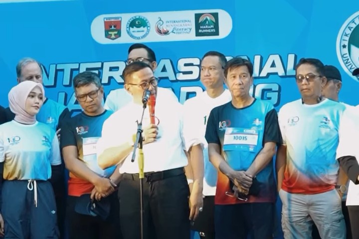 Wakil Ketua DPRD Provinsi Sumatera Barat, Evi Yandri Rajo Budiman, S.IP, menghadiri langsung kegiatan IMLF Jam Gadang Fun Run 2026 di kawasan Pedestrian Jam Gadang, Kota Bukittinggi, Minggu (7/6/2026). (Foto: IST/Novrianto)