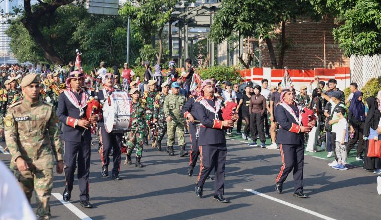 Parade marching band gabungan antara Universitas Pertahanan Republik Indonesia (Unhan RI) dan militer Yordania digelar meriah di jantung kota Jakarta, Minggu (7/6/2026). (Foto: Kemhan RI)