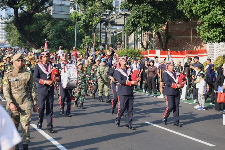 Parade marching band gabungan antara Universitas Pertahanan Republik Indonesia (Unhan RI) dan militer Yordania digelar meriah di jantung kota Jakarta, Minggu (7/6/2026). (Foto: Kemhan RI)