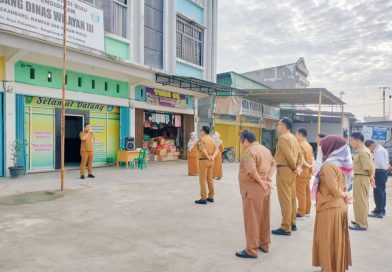 epala Cabang Wilayah III (Kacabwil III), Zul Anshari, S.Sos., M.Si., memimpin langsung jalannya apel Senin pagi yang khidmat di halaman Kantor Cabwil III Pekanbaru, Senin (8/6/2026). (Foto: Humas Cabwil III Disdik Riau)