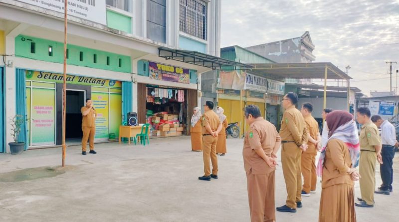 epala Cabang Wilayah III (Kacabwil III), Zul Anshari, S.Sos., M.Si., memimpin langsung jalannya apel Senin pagi yang khidmat di halaman Kantor Cabwil III Pekanbaru, Senin (8/6/2026). (Foto: Humas Cabwil III Disdik Riau)
