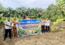Polsek Tapung Hilir bersama Badan Usaha Milik Desa (BUMDes) Berkah Bersama Desa Kota Baru melaksanakan penanaman perdana 30.000 bibit jagung pipil varietas Betras RT 008 RW 006, Jalan Baru, Desa Kota Baru, Kecamatan Tapung Hilir, Kabupaten Kampar, Riau, Senin (8/6/2026) pagi. (Foto: Humas Polres Kampar)