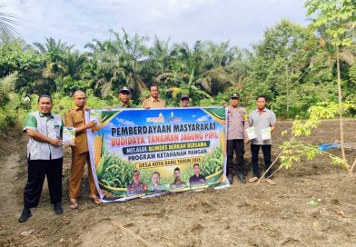 Polsek Tapung Hilir bersama Badan Usaha Milik Desa (BUMDes) Berkah Bersama Desa Kota Baru melaksanakan penanaman perdana 30.000 bibit jagung pipil varietas Betras RT 008 RW 006, Jalan Baru, Desa Kota Baru, Kecamatan Tapung Hilir, Kabupaten Kampar, Riau, Senin (8/6/2026) pagi. (Foto: Humas Polres Kampar)