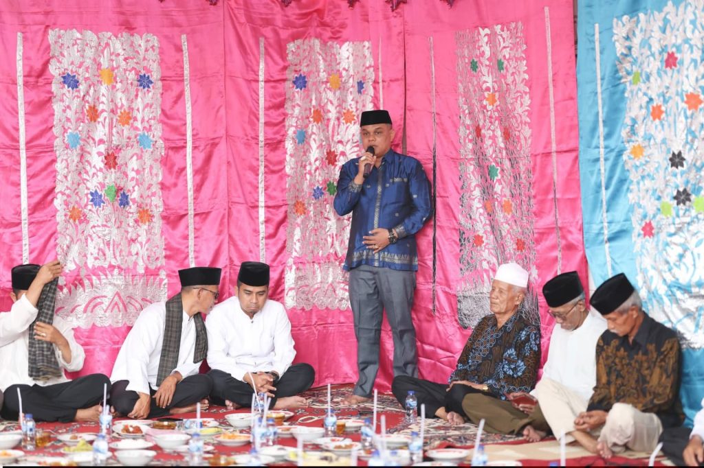 Kepala Seksi Pendidikan Diniyah dan Pondok Pesantren (PD PP) Kantor Kementerian Agama Kota Solok, Fauzi, S.Sos.I., M.H., menghadiri prosesi sakral perayaan khatam Al-Qur'an santri Madrasah Diniyah Takmiliyah Awaliyah (MDTA) di Masjid Nurul Ilmi, Simpang Rumbio, Kota Solok, Minggu (7/6/2026). (Foto: IST/Fitria Sartika)