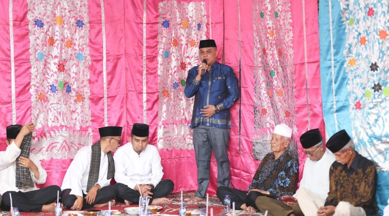 Kepala Seksi Pendidikan Diniyah dan Pondok Pesantren (PD PP) Kantor Kementerian Agama Kota Solok, Fauzi, S.Sos.I., M.H., menghadiri prosesi sakral perayaan khatam Al-Qur'an santri Madrasah Diniyah Takmiliyah Awaliyah (MDTA) di Masjid Nurul Ilmi, Simpang Rumbio, Kota Solok, Minggu (7/6/2026). (Foto: IST/Fitria Sartika)
