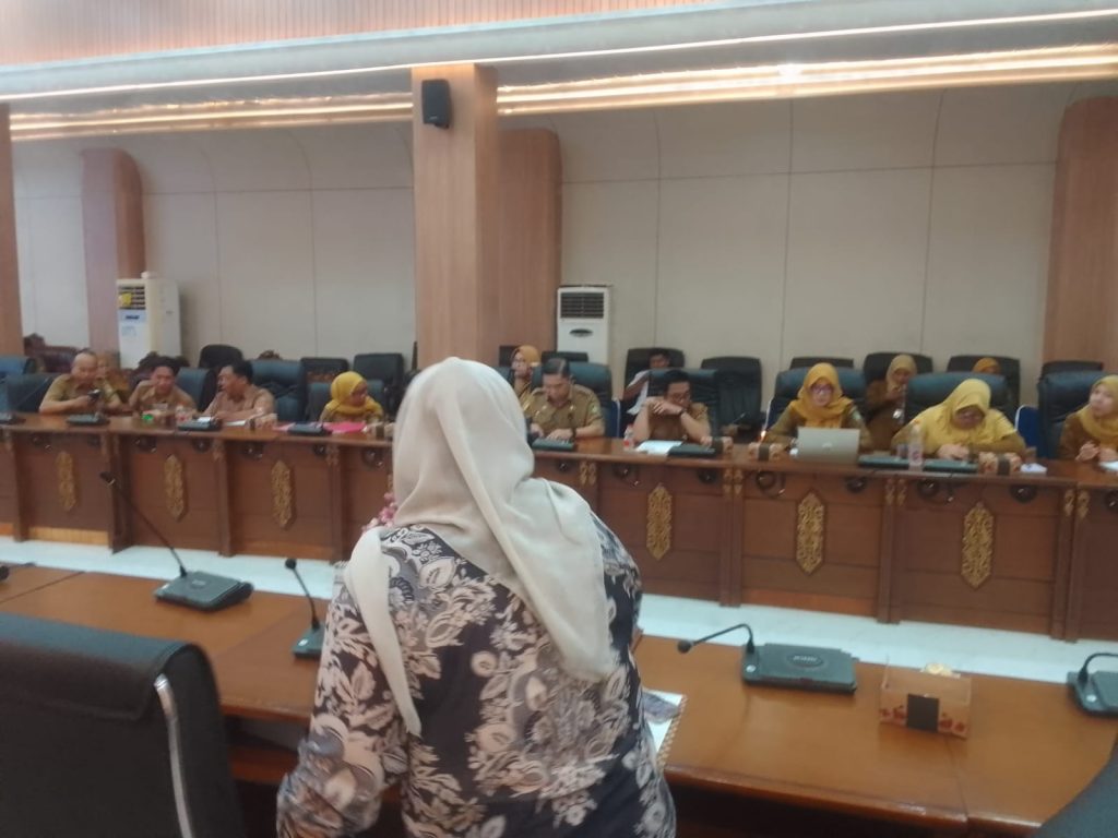 DPRD Kabupaten Barito Utara menggelar Rapat Dengar Pendapat (RDP) guna membahas dua Rancangan Peraturan Daerah (Raperda) strategis tentang Perlindungan Masyarakat Hukum Adat serta Kelembagaan Adat Dayak di gedung DPRD Muara Teweh, Senin (8/6/2026). (Foto: IST/Carli Silitonga)
