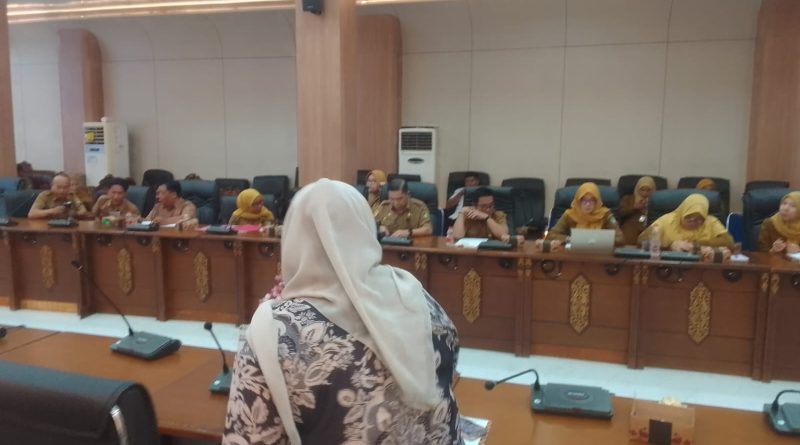 DPRD Kabupaten Barito Utara menggelar Rapat Dengar Pendapat (RDP) guna membahas dua Rancangan Peraturan Daerah (Raperda) strategis tentang Perlindungan Masyarakat Hukum Adat serta Kelembagaan Adat Dayak di gedung DPRD Muara Teweh, Senin (8/6/2026). (Foto: IST/Carli Silitonga)