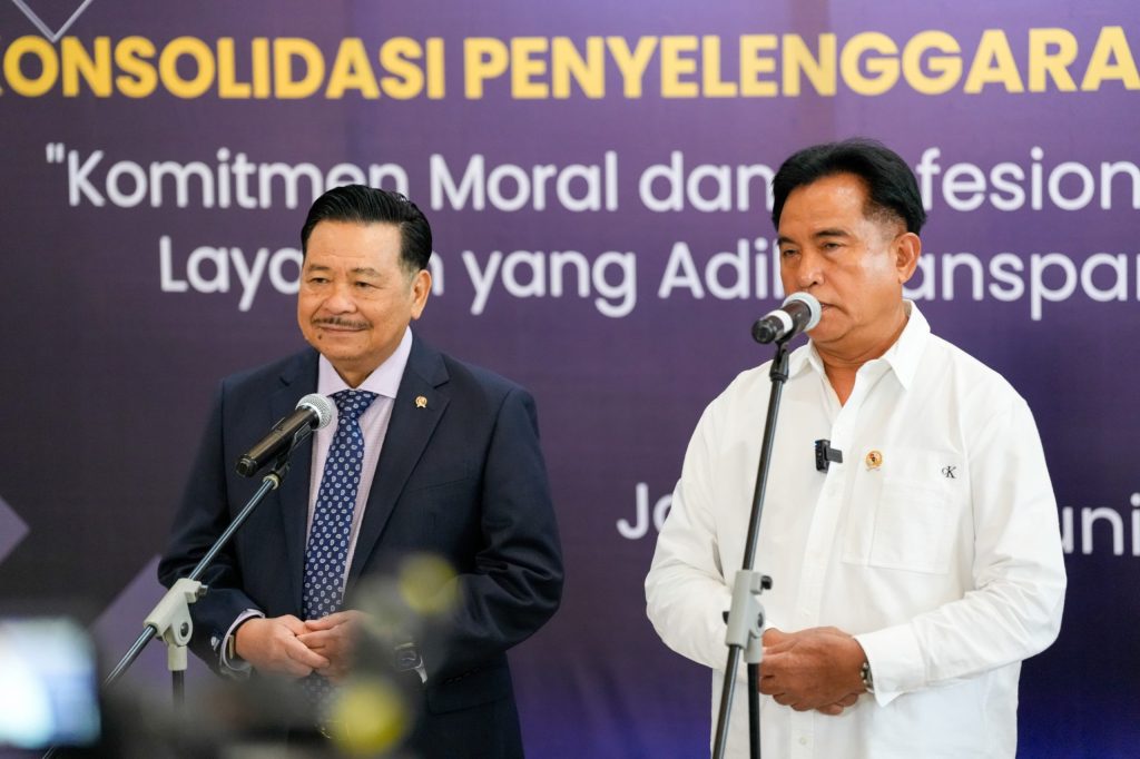 Menteri Koordinator Bidang Hukum, HAM, Imigrasi, dan Pemasyarakatan, Yusril Ihza Mahendra dan Wakil Menko Otto Hasibuan dalam kegiatan Konsolidasi Pelayanan Publik di Graha Pengayoman, Kementerian Hukum, Jakarta, Senin (8/6/2026). (Foto: Kemenko Kumham Imipas RI)