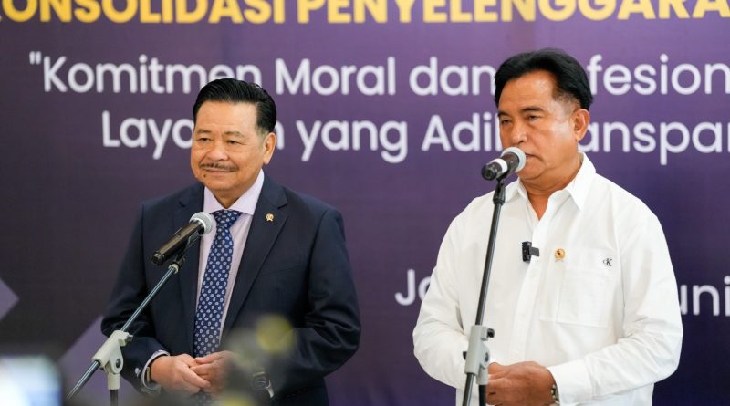 Menteri Koordinator Bidang Hukum, HAM, Imigrasi, dan Pemasyarakatan, Yusril Ihza Mahendra dan Wakil Menko Otto Hasibuan dalam kegiatan Konsolidasi Pelayanan Publik di Graha Pengayoman, Kementerian Hukum, Jakarta, Senin (8/6/2026). (Foto: Kemenko Kumham Imipas RI)