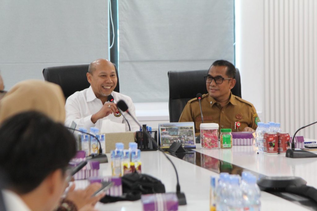 Deputi Bidang Koordinasi Penguatan Karakter dan Jati Diri Bangsa Kementerian Koordinator Bidang Pembangunan Manusia dan Kebudayaan (Kemenko PMK), Warsito, dalam kunjungan kerja bersama Kementerian Kebudayaan ke Samarinda, Provinsi Kalimantan Timur, Senin (8/6/2026). (Foto: Kemenko PMK RI)
