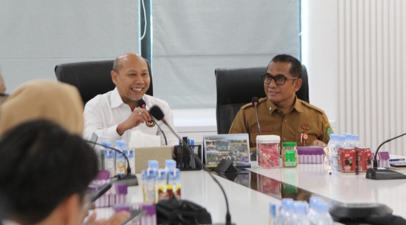 Deputi Bidang Koordinasi Penguatan Karakter dan Jati Diri Bangsa Kementerian Koordinator Bidang Pembangunan Manusia dan Kebudayaan (Kemenko PMK), Warsito, dalam kunjungan kerja bersama Kementerian Kebudayaan ke Samarinda, Provinsi Kalimantan Timur, Senin (8/6/2026). (Foto: Kemenko PMK RI)