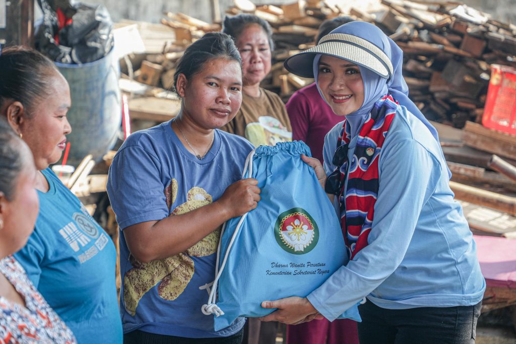 Dharma Wanita Persatuan Kementerian Sekretariat Negara (DWP Kemensetneg) menyambangi Kampung Kerang, Cilincing, Senin (8/6/2026). (Foto: Kemensetneg RI)