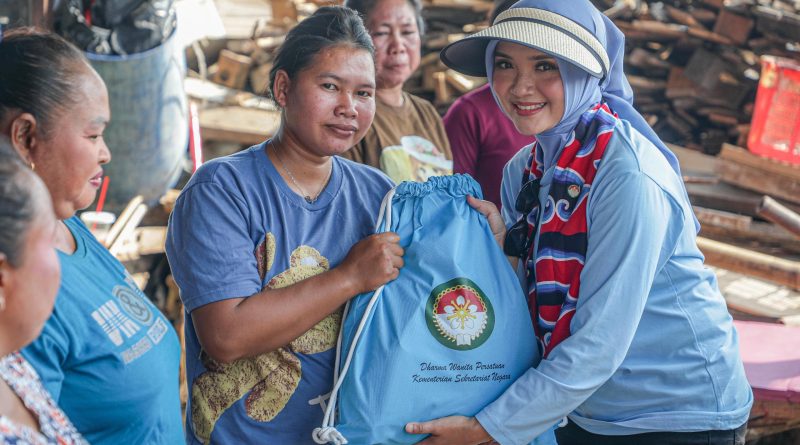 Dharma Wanita Persatuan Kementerian Sekretariat Negara (DWP Kemensetneg) menyambangi Kampung Kerang, Cilincing, Senin (8/6/2026). (Foto: Kemensetneg RI)