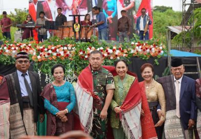 Kepala Staf Angkatan Darat (KSAD), Jenderal TNI Maruli Simanjuntak, bersama Ketua Umum Persit Kartika Chandra Kirana, Uli Simanjuntak, melakukan kunjungan kerja ke Kabupaten Toba, Sumatra Utara, Selasa (9/6/2026). (Foto: IST/Dochmerson Simarmata)
