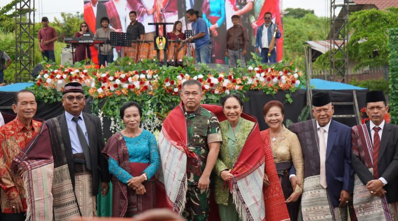 Kepala Staf Angkatan Darat (KSAD), Jenderal TNI Maruli Simanjuntak, bersama Ketua Umum Persit Kartika Chandra Kirana, Uli Simanjuntak, melakukan kunjungan kerja ke Kabupaten Toba, Sumatra Utara, Selasa (9/6/2026). (Foto: IST/Dochmerson Simarmata)