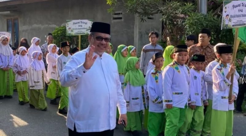 Ketua DPRD Provinsi Sumatera Barat, Drs. H. Muhidi, M.M., melepas secara resmi Pawai Khatam Al-Qur’an Perdana TPQ TQA Masjid Al Huda Kelurahan Jati I, Kecamatan Padang Timur, Kota Padang, Minggu (7/6/2026). (Foto: IST/Novrianto)