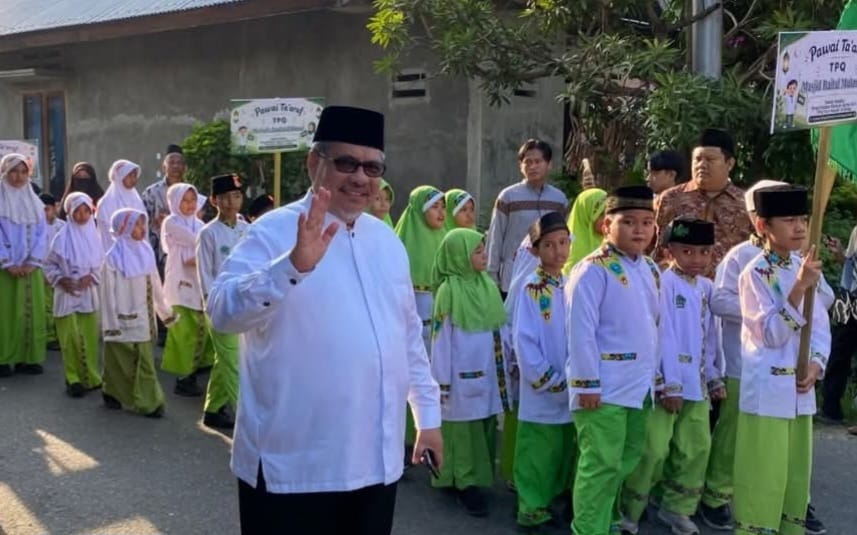 Ketua DPRD Provinsi Sumatera Barat, Drs. H. Muhidi, M.M., melepas secara resmi Pawai Khatam Al-Qur’an Perdana TPQ TQA Masjid Al Huda Kelurahan Jati I, Kecamatan Padang Timur, Kota Padang, Minggu (7/6/2026). (Foto: IST/Novrianto)