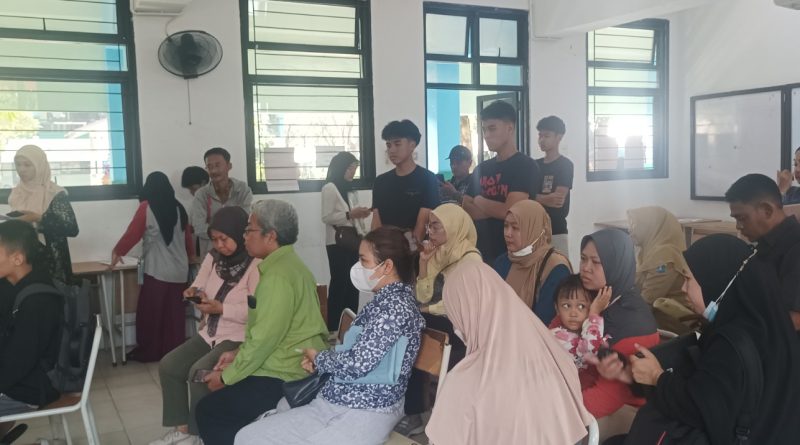 Suasana Posko Pelayanan Sistem Penerimaan Murid Baru (SPMB) Wilayah Jakarta Timur di SMKN 26 Jakarta terlihat ramai pada dua hari menjelang batas akhir verifikasi prapendaftaran, Selasa (9/6/2026). (Foto: IST/Ahmad Subagiyo)