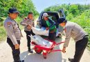 AKP Era Maipo didampingi oleh Kanit Reskrim IPDA Eka, PS Kanit Binmas Aipda S. Efendi, PS Kanit Intel Aiptu Sopingi, serta Bhabinkamtibmas Desa Bangun Sari Aiptu Indra memimpin langsung penyaluran bantuan pupuk jenis NPK dan Urea kepada Kelompok Tani (Poktan) Karya Tani di Desa Bangun Sari, Kabupaten Kampar, Riau, Selasa (9/6/2026). (Foto: Humas Polres Kampar)