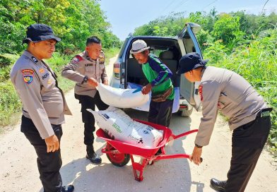 AKP Era Maipo didampingi oleh Kanit Reskrim IPDA Eka, PS Kanit Binmas Aipda S. Efendi, PS Kanit Intel Aiptu Sopingi, serta Bhabinkamtibmas Desa Bangun Sari Aiptu Indra memimpin langsung penyaluran bantuan pupuk jenis NPK dan Urea kepada Kelompok Tani (Poktan) Karya Tani di Desa Bangun Sari, Kabupaten Kampar, Riau, Selasa (9/6/2026). (Foto: Humas Polres Kampar)